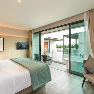 Deluxe Pool View Room